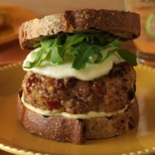 Pesto-Burger-with-sundried-tomato